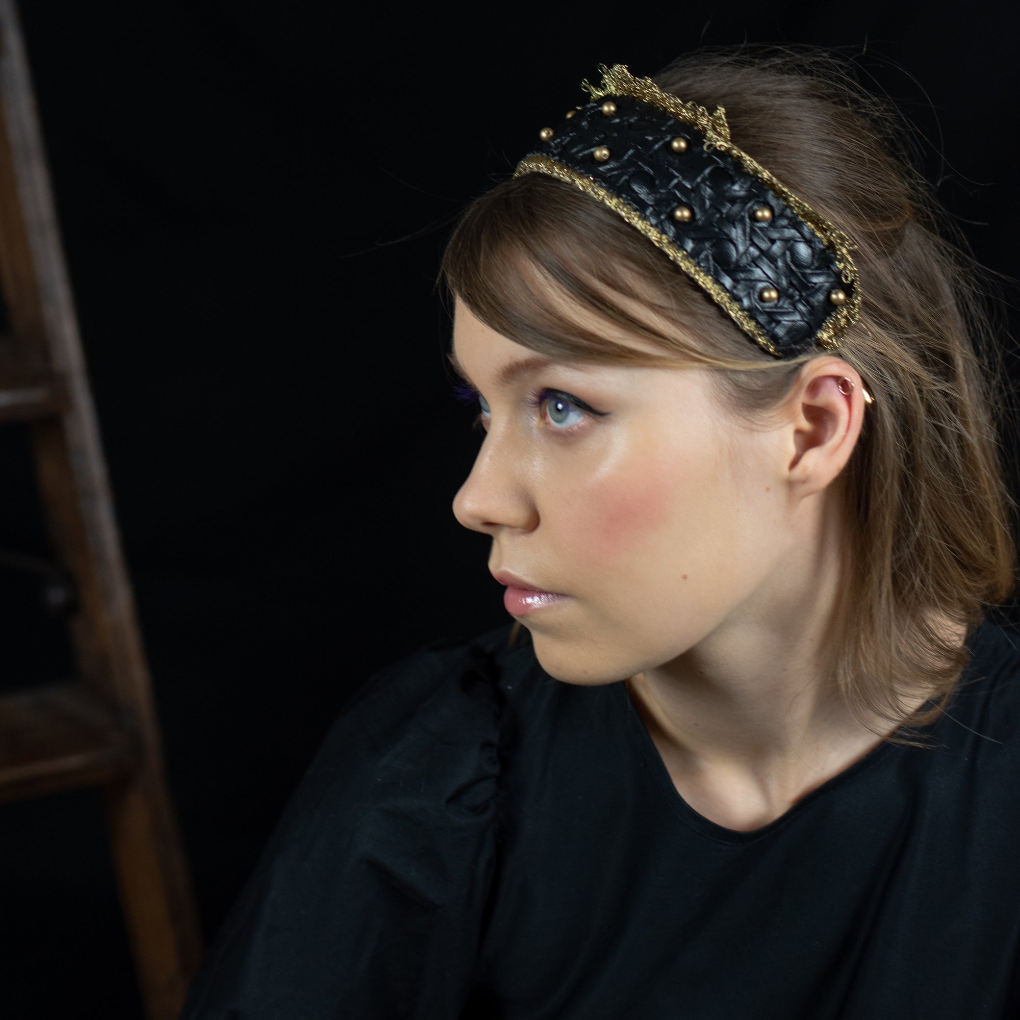 Gold and black Goldreifen by Niely Hoetsch with cane-weave motif, Wiener Geflecht, golden Lurex trims, and pearl embroidery, handmade in Vienna, red carpet headband, luxury accessorie, Wien Products