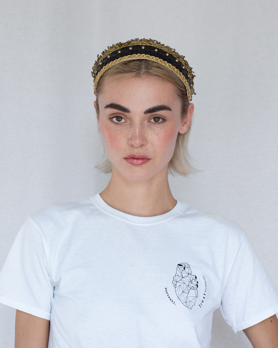 Gold and black Goldreifen by Niely Hoetsch with cane-weave motif, Wiener Geflecht, golden Lurex trims, and pearl embroidery, handmade in Vienna, red carpet headband, luxury acessory