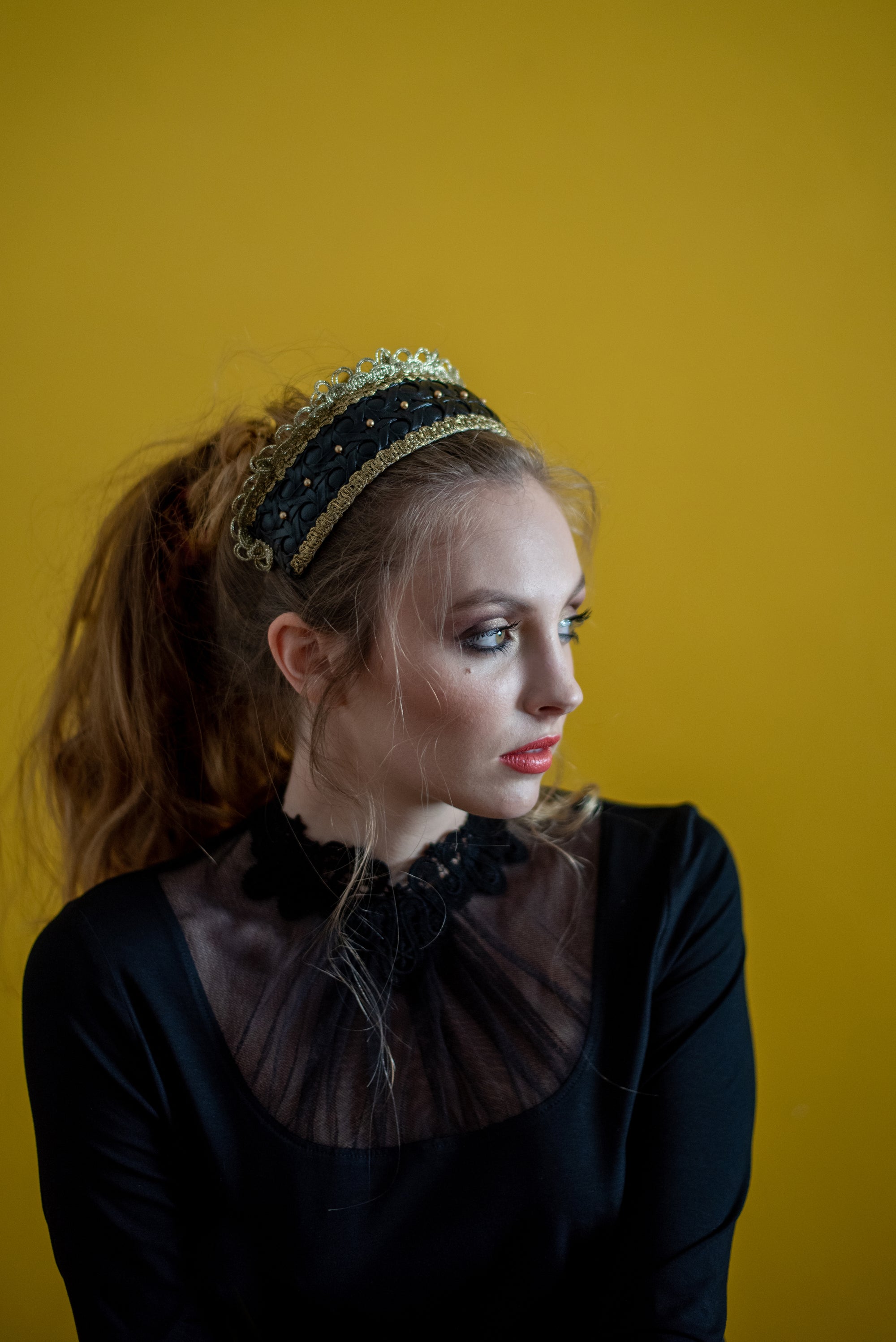 Gold and black Goldreifen by Niely Hoetsch with cane-weave motif, Wiener Geflecht, golden Lurex trims, and pearl embroidery, handmade in Vienna, red carpet headband, luxury accessorie, Wien Products