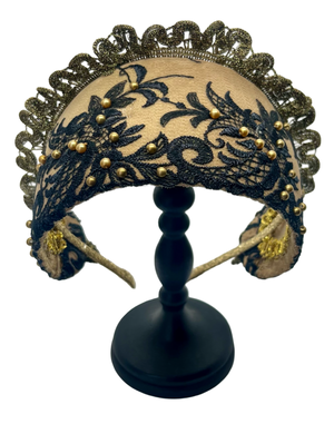 Goldreifen – black lace and golden pearl headpiece with bilro embroidery, handmade in Vienna