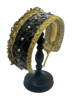 Gold and black Goldreifen by Niely Hoetsch with cane-weave motif, Wiener Geflecht, golden Lurex trims, and pearl embroidery, handmade in Vienna, red carpet headband, luxury accessorie, Wien Products