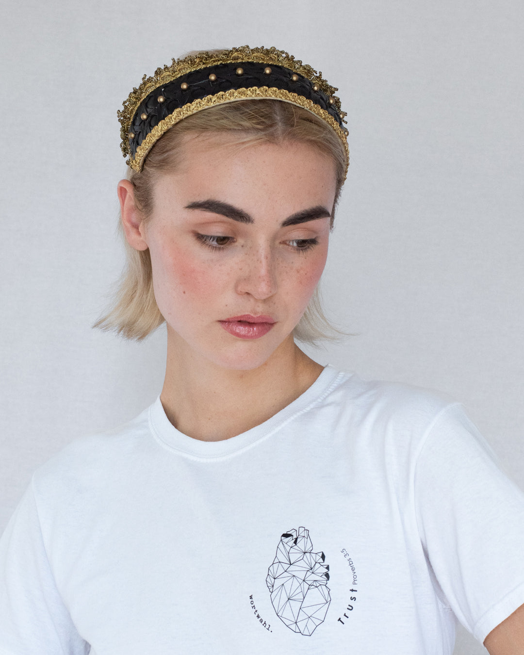 Gold and black Goldreifen by Niely Hoetsch with cane-weave motif, Wiener Geflecht, golden Lurex trims, and pearl embroidery, handmade in Vienna, red carpet headband, luxury acessory